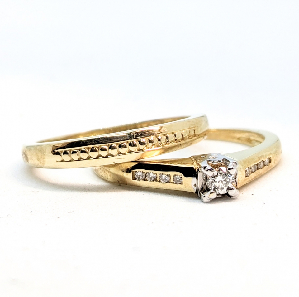 Alliance or 10K, diamant central = 0.08 carat + 8 diamant de 0.0075 carat - AL-DUCH-05 - Divers