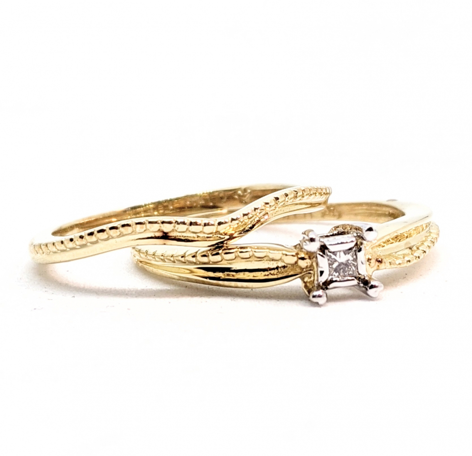 Alliance or 10K, 1 diamant de 0.05 carat ( 5 points ) coupe princesse - AL-DUCH-03 - Divers